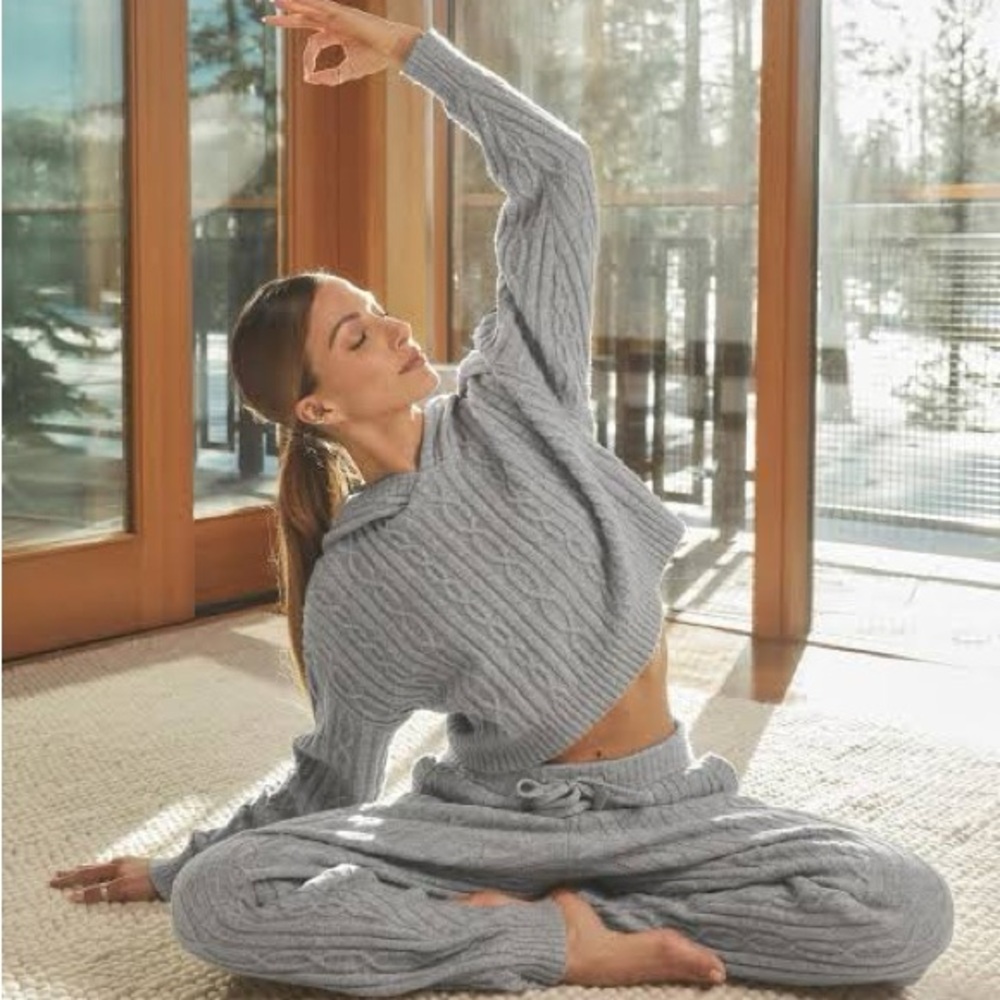 Alo Yoga Winter Bliss Cozy Cable Knit Crop Hoodie & Jogger Set - Gray